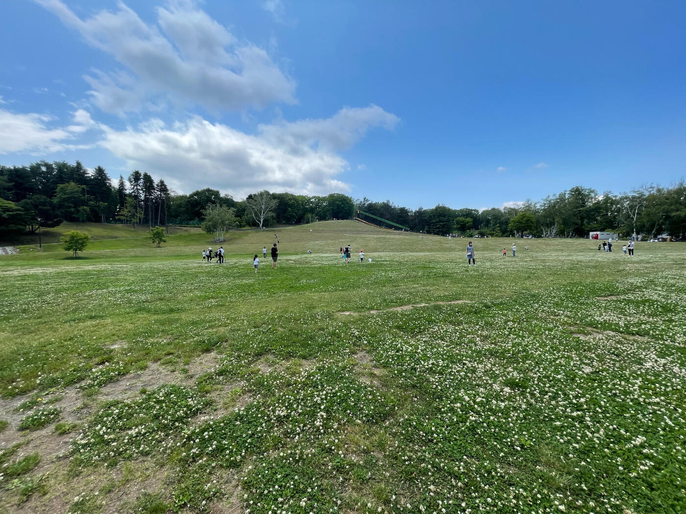 公園 広大な芝生とバリエーション豊富な遊具で子どもは無限に遊んでられます Moula Hokkaido