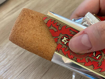 ペンギンに六花亭のマルセイバターサンド持たせてみた【銘菓】