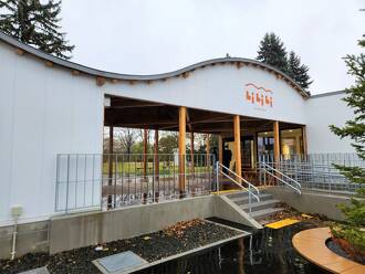 駐車場から見て左の「カフェ」